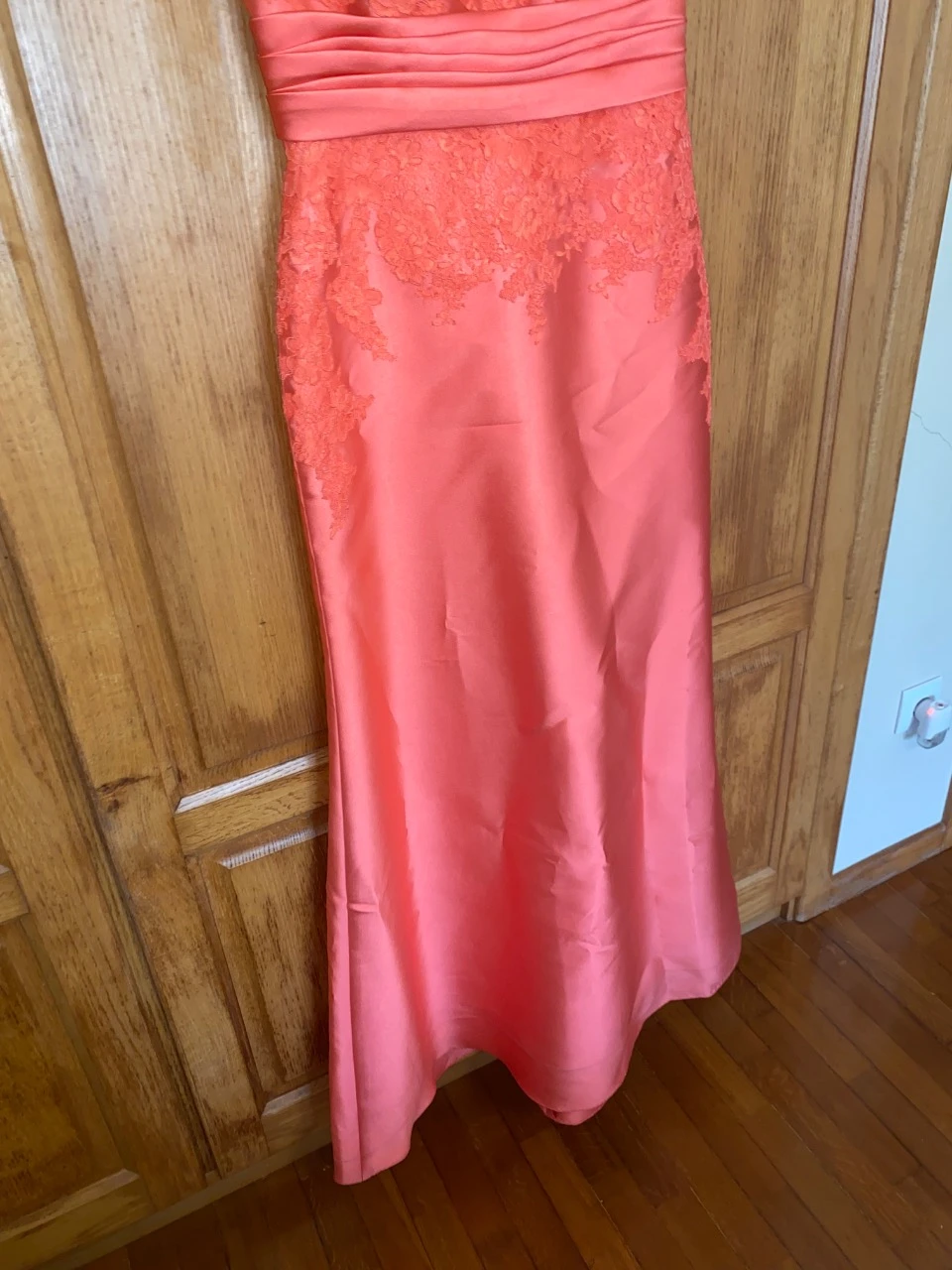 robe longue de cérémonie de mariage avec manteau couleur corail de la marque Pronovias – photo 6